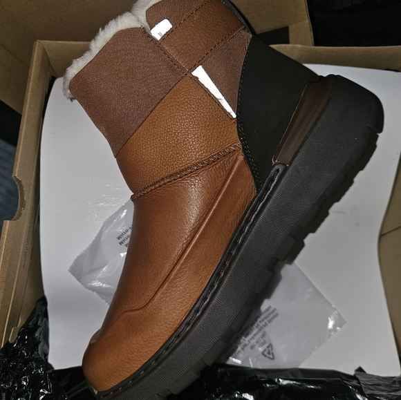 Uggs - Picture 3 of 4